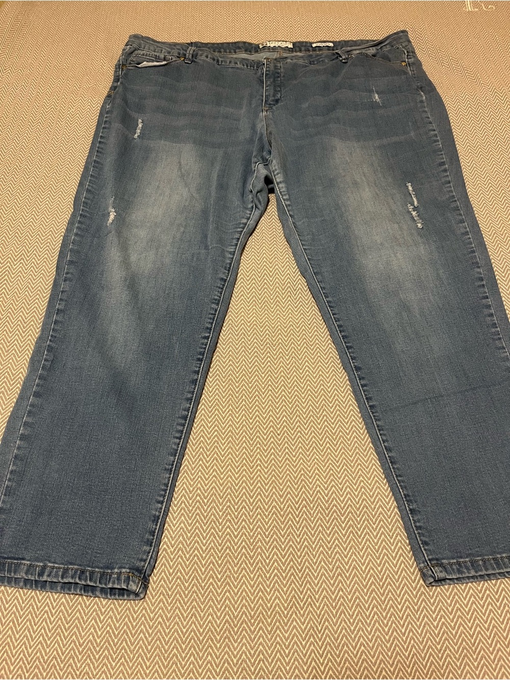 Anne Klein Skinny Ankle Light Wash Lightly Distressed Jeans. Lots of stretch!